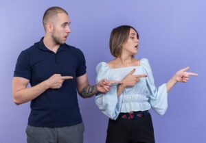 Frau fasst Mann in den Schritt – Bedeutung und mögliche Interpretationen dieser Geste