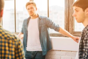 Warum ziehen sich Männer zurück, wenn sie Gefühle entwickeln? – Mögliche psychologische Gründe und Erklärungen