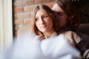 Warum Ziehen Sich Frauen Zurück, Wenn Sie Gefühle Entwickeln? Mögliche psychologische Gründe für emotionalen Rückzug in Beziehungen