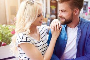 Wie Flirtet Man Mit Einem Mann? Praktische Tipps für einen gelungenen Flirt