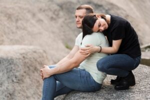 Trauma Bond In Einer Beziehung – Wie ein Trauma Bond entsteht, woran Sie ihn erkennen und wie Sie sich daraus lösen