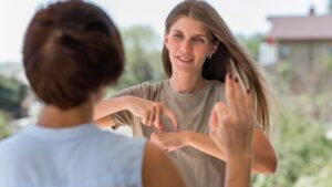 Woran erkennt man toxische Freunde? Die wichtigsten Anzeichen toxischer Freundschaften erkennen und lernen, gesunde Grenzen zu setzen